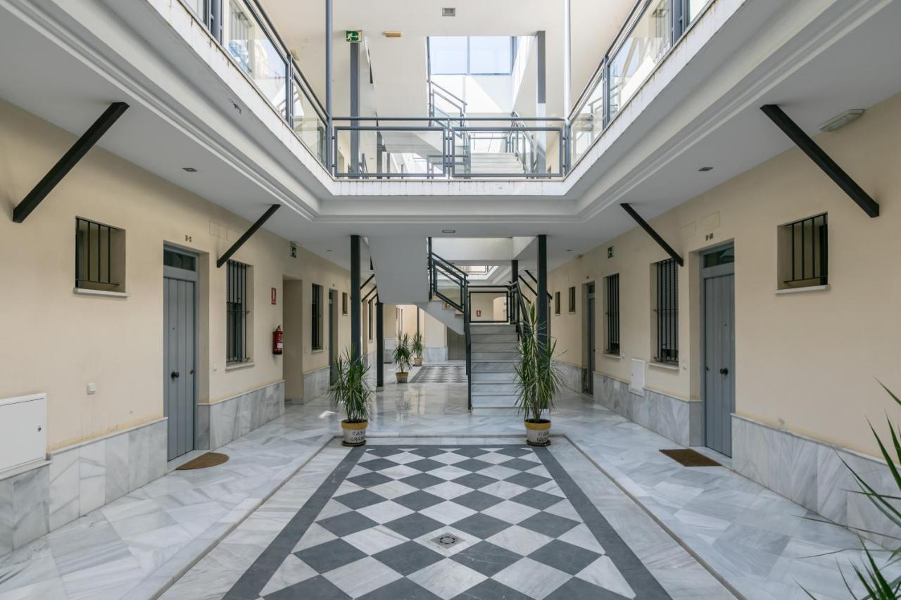 Apartamento Triana Deluxe Con Patio Privado セビリア エクステリア 写真